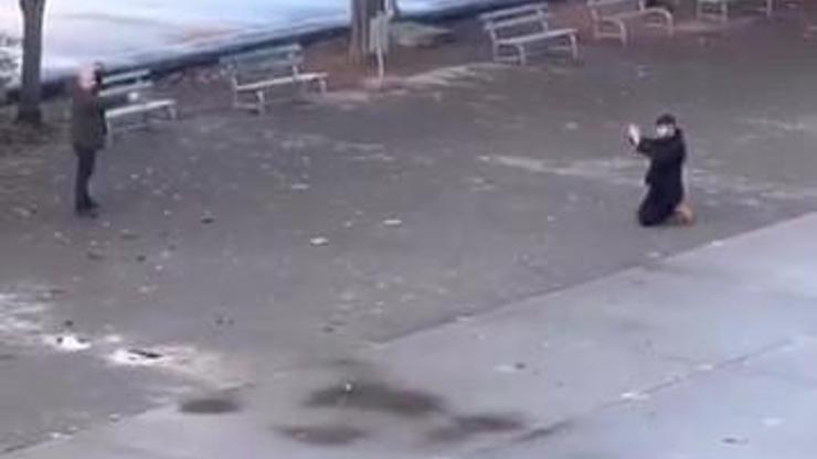 Okul bahçesinde korku dolu anlar! Baba, kızının eski sevgilisini silahla rehin aldı