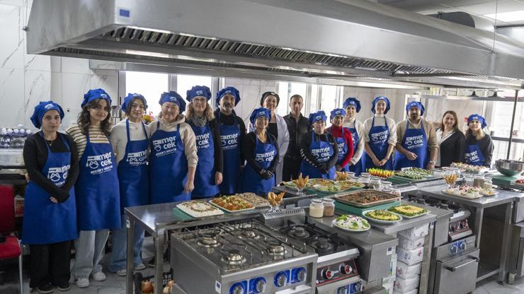 Mersin’de yeni yıl coşkusu renkli atölyelerle yaşandı Mersin’de yeni yıl coşkusu renkli atölyelerle yaşandı