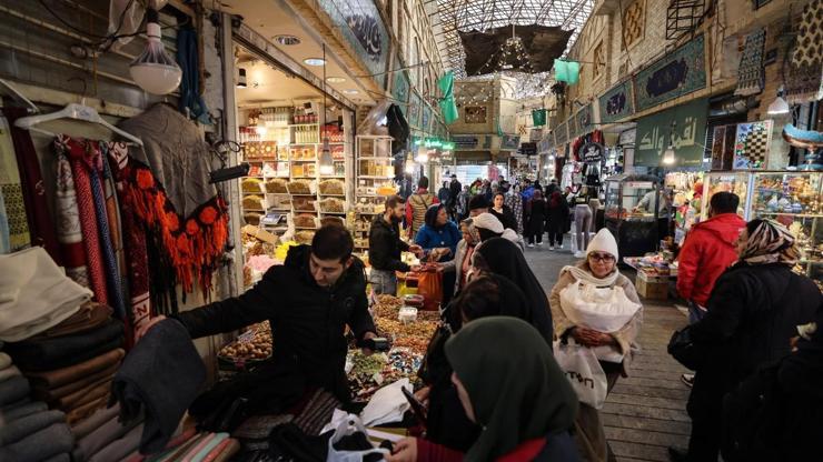 Döviz ateşi Tahranı sardı: İranda esnaf kepenk indirdi Protestolarda rejim ve hükümet aleyhine sloganlar atıldı...