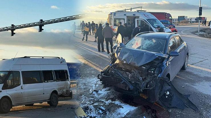 Öğrenci servisi ile otomobil çarpıştı: 9 yaralı Öğrenci servisi ile otomobil çarpıştı: 9 yaralı