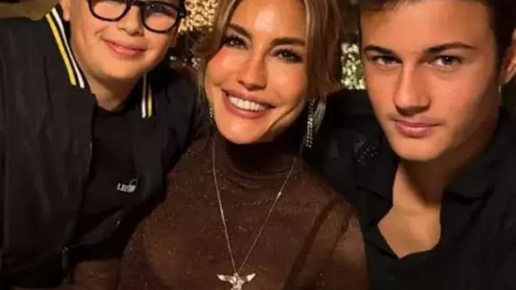 Yeni yılda örnek tablo Çağla Şıkel ve Emre Altuğ çocuklarıyla 2026’yı erkenden kutladı