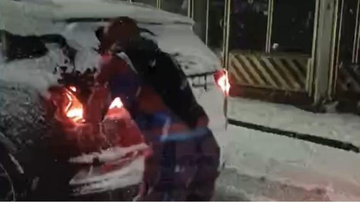 Karda mahsur kalan sürücünün yardımına 'Örümcek Adam' yetişti Karda mahsur kalan sürücünün yardımına 'Örümcek Adam' yetişti