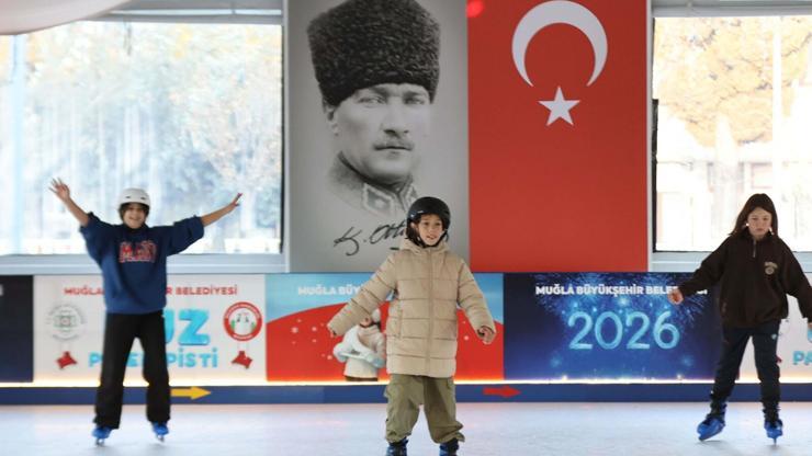 Muğla'da yeni yıl coşkusu buz paten pistiyle başladı Muğla'da yeni yıl coşkusu buz paten pistiyle başladı