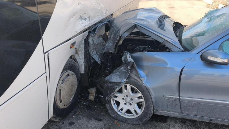 Kütahya’da otomobil park halindeki işçi servisine çarptı: 2 yaralı Kütahya’da otomobil park halindeki işçi servisine çarptı: 2 yaralı