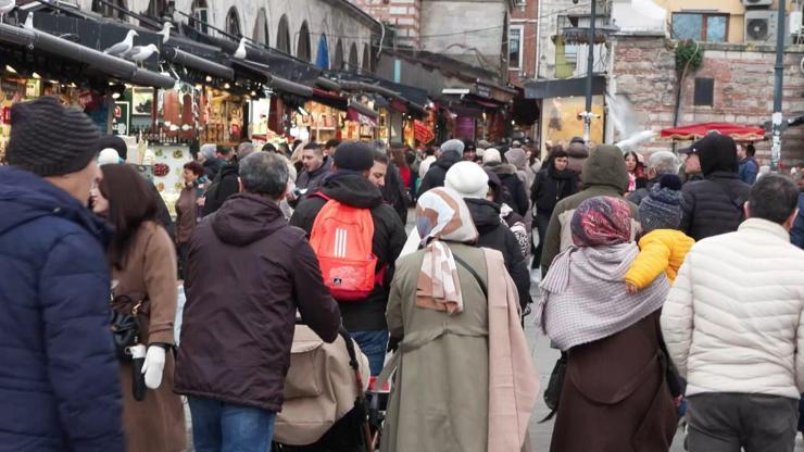 Yeni yıla bir gün kala Eminönü'nde alışveriş yoğunluğu Yeni yıla bir gün kala Eminönü'nde alışveriş yoğunluğu