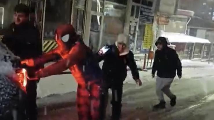 Mahsur kalan sürücünün yardımına örümcek adam yetişti