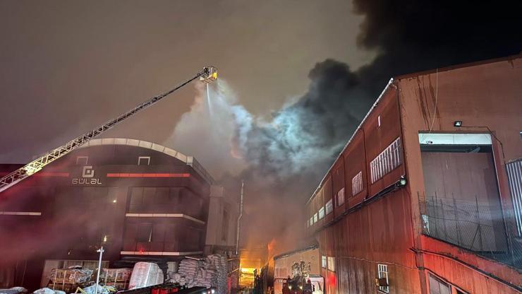 İstanbul, Esenyurt’ta saatler süren mücadele: Alevler tüm tesisi sardı, patlamalar yaşandı