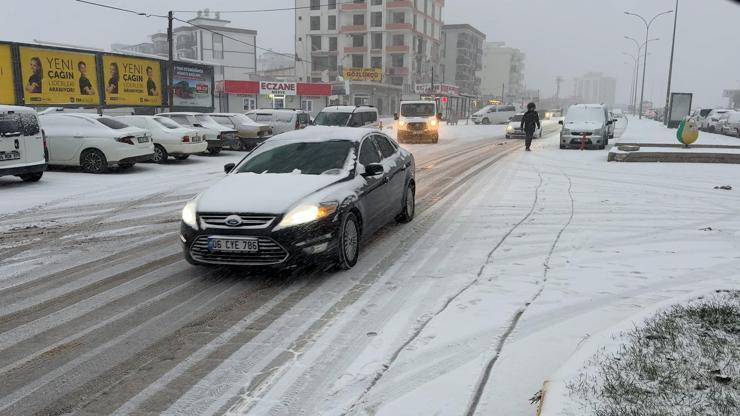 Adıyaman'da kar ulaşımı olumsuz etkiledi Adıyaman'da kar ulaşımı olumsuz etkiledi