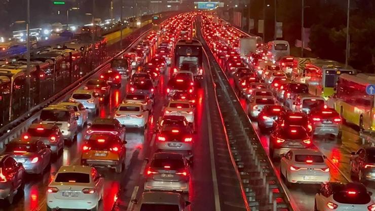 İstanbul'da yılın son mesai gününde trafik yoğunluğu yüzde 74'e çıktı