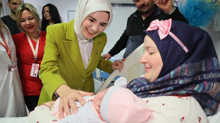 Bakan Göktaş ziyaret etti Yeni yılın ilk bebekleri