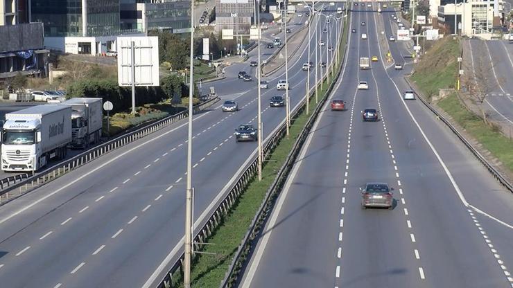Yılın ilk günü İstanbul'da yollar boş kaldı