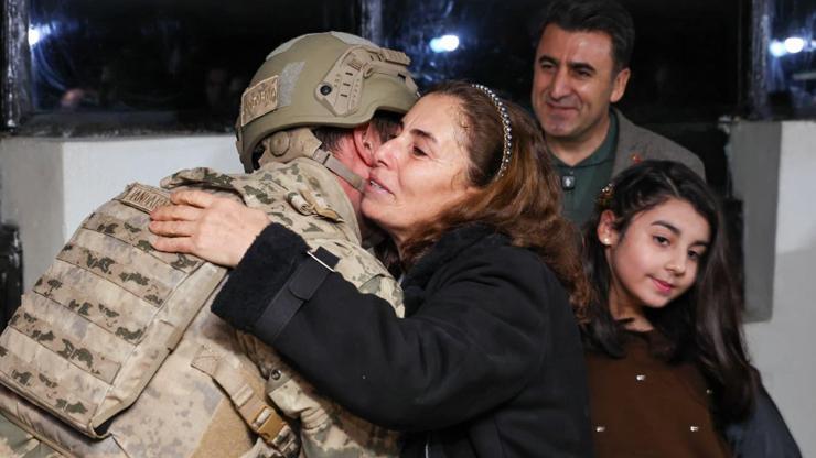 Tunceli’de güvenlik kulesindeki asker, yılbaşında ailesiyle buluşturuldu Tunceli’de güvenlik kulesindeki asker, yılbaşında ailesiyle buluşturuldu