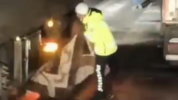 Polisin battaniyeli müdahalesiyle kayan TIR, yol kenarına çekildi Polisin battaniyeli müdahalesiyle kayan TIR, yol kenarına çekildi