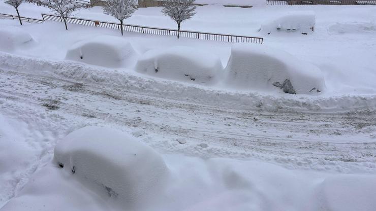Yüksekova'da araçlar kara gömüldü, 177 yerleşim yerinin yolu kapalı Yüksekova'da araçlar kara gömüldü, 177 yerleşim yerinin yolu kapalı