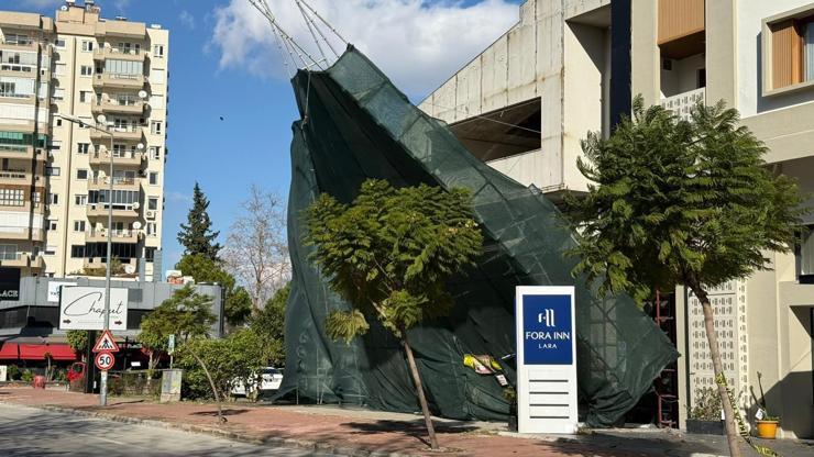 Şiddetli rüzgar inşaat iskelesini uçuracaktı Şiddetli rüzgar inşaat iskelesini uçuracaktı