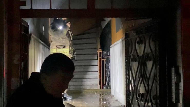 Fatihte 5 katlı binada korkutan yangın: 6 kişi dumandan etkilendi