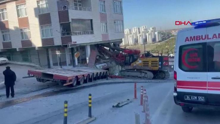 TIR’dan düşen iş makinesi binaya daldı