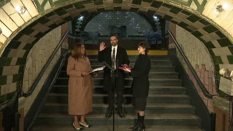 Mamdani Kuran-ı Kerime el bastı, görevine başladı