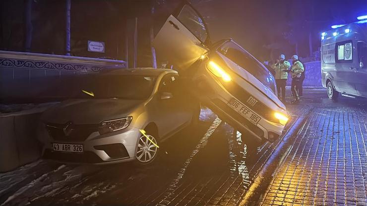 Kütahya'da buzlanan yolda ilginç kaza Kütahya'da buzlanan yolda ilginç kaza