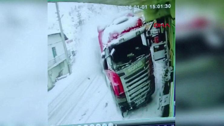Tokatta TIRın müstakil eve çarptığı kaza kamerada