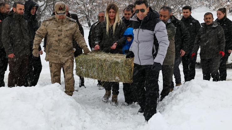 Tunceli'de kar kalınlığı yarım metreyi aştı; yaban hayvanları için doğaya yem bırakıldı Tunceli'de kar kalınlığı yarım metreyi aştı; yaban hayvanları için doğaya yem bırakıldı