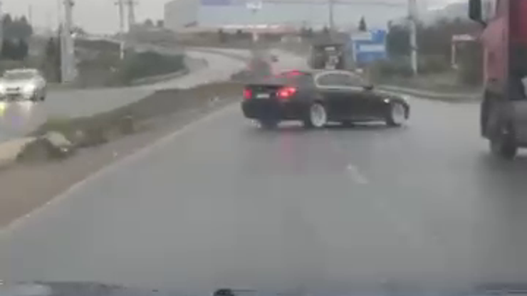 Sürücüsünün drift yaptığı otomobil takla attı; o anlar kamerada Sürücüsünün drift yaptığı otomobil takla attı; o anlar kamerada