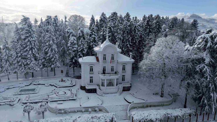 Atatürk Köşkü beyaza büründü