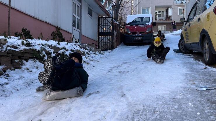 Bursa’da çocuklar poşetlerle kayıp karın keyfini çıkardı Bursa’da çocuklar poşetlerle kayıp karın keyfini çıkardı