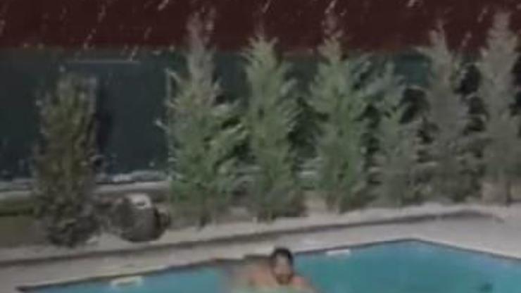 Kar yağarken havuza girdi Kar yağarken havuza girdi