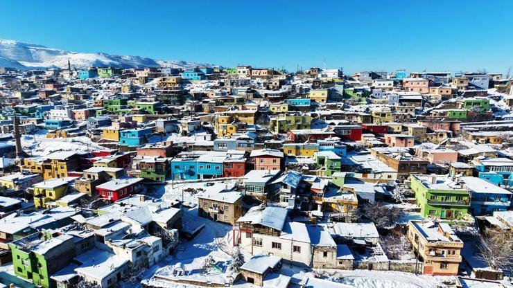 Beyaz örtü ile birleşen Kayserinin renkli evleri, havadan görüntülendi