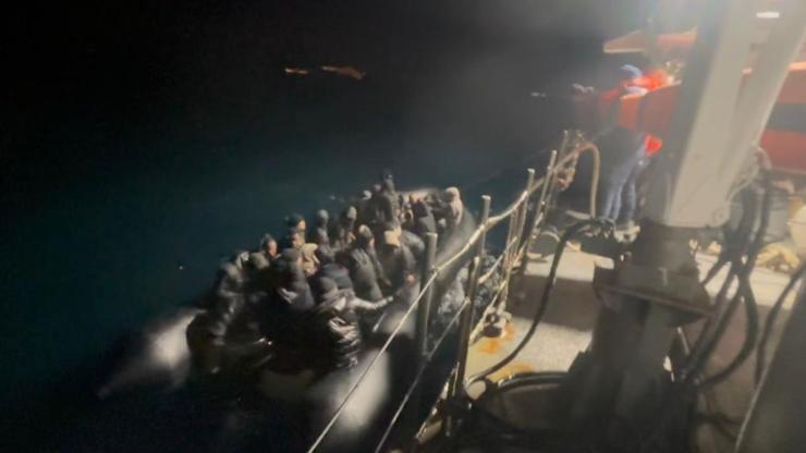 İzmir açıklarında düzensiz göçmen operasyonu: 74 kişi yakalandı İzmir açıklarında düzensiz göçmen operasyonu: 74 kişi yakalandı