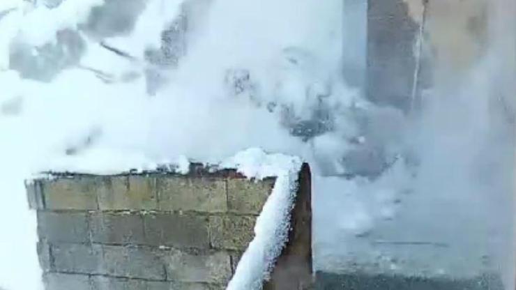 Evinin çatısındaki karı temizlerken düşüp yaralandı