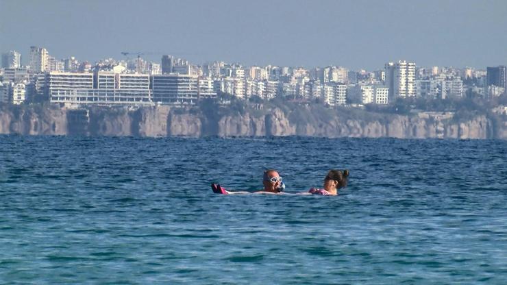 Kar altındaki Türkiye’de Antalya sahilleri yazdan kalma günler yaşadı