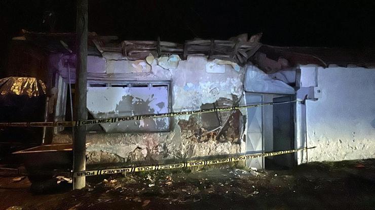 Edirne’de metruk binanın çatısı çöktü; bitişiğindeki ev tahliye edildi Edirne’de metruk binanın çatısı çöktü; bitişiğindeki ev tahliye edildi