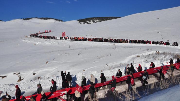 Sıfırın altında 22 derecede Sarıkamış şehitleri için yürüdüler Sıfırın altında 22 derecede Sarıkamış şehitleri için yürüdüler