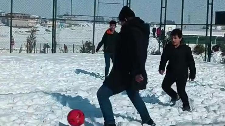 Futbol sevgisine kar da engel olamadı Eksi 6 derecede halı saha maçı