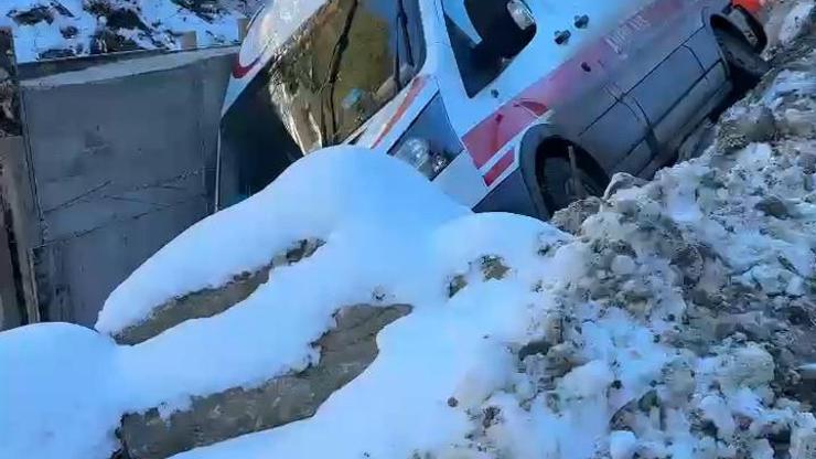 Adana’da buzlanma nedeniyle kayan ambulans şarampole düştü