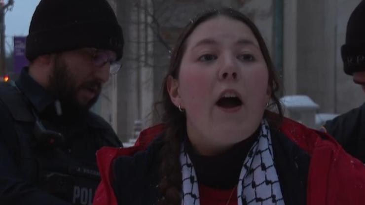 Görüntüler ABD'den: Trump’ın Venezuela'ya Müdahalesini Eleştirirken Gözaltına Alındı!