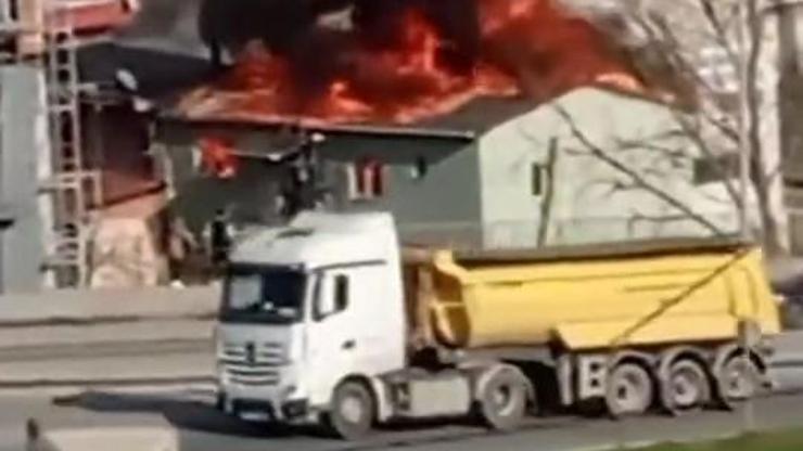 Arnavutköy'de 2 katlı metruk bina alev alev yandı