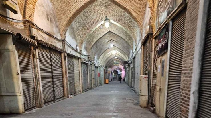 Tebriz Kapalı Çarşı'da esnaf kepenk kapattı