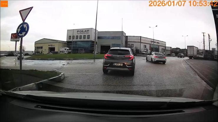 Drift atmaya çalışan sürücünün trafiği tehlikeye attığı anlar kamerada Drift atmaya çalışan sürücünün trafiği tehlikeye attığı anlar kamerada