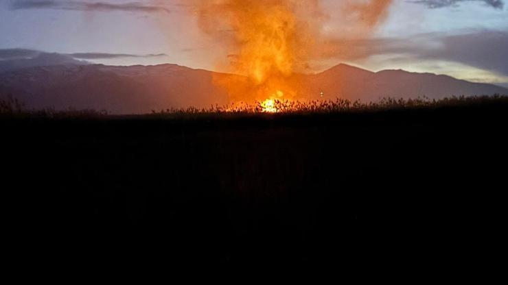 Eber Gölü'ndeki kamış yangınları söndürüldü Eber Gölü'ndeki kamış yangınları söndürüldü