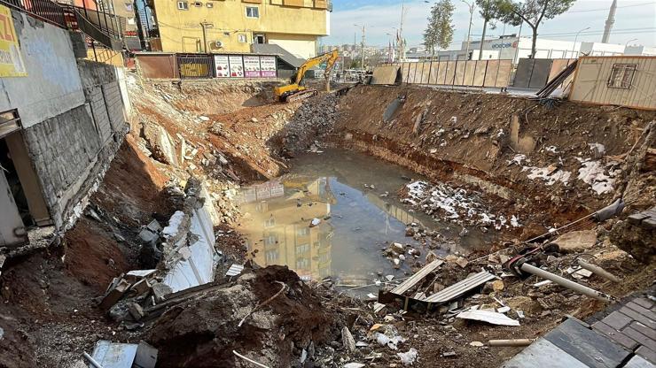 Temel kazısında binanın istinat duvarı çöktü; 150 kişi tahliye edildi Temel kazısında binanın istinat duvarı çöktü; 150 kişi tahliye edildi