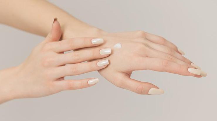 Eldeki çatlakları onarıyor, pürüzsüzleştiriyor! Uygulama sonrası pamuklu eldiven giyin Eldeki çatlakları onarıyor, pürüzsüzleştiriyor! Uygulama sonrası pamuklu eldiven giyin