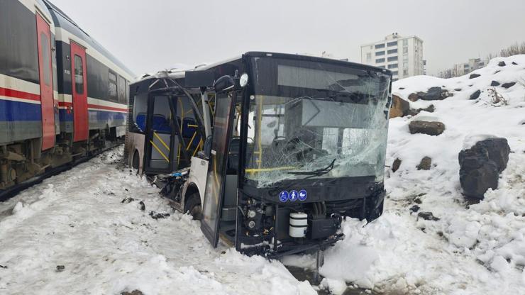 Facia saniyelerle önlendi: Yolcu treni, belediye otobüsüne çarptı