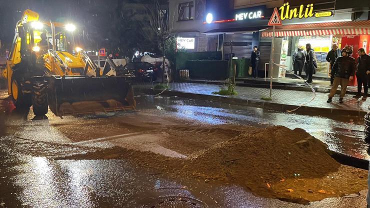İstanbulu sağanak vurdu: Yol çöktü, ağaçlar devrildi 1 kişi yaralandı