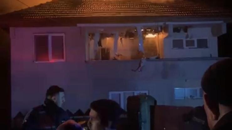 Karabük'te 2 katlı evin çatısı alev alev yandı Karabük'te 2 katlı evin çatısı alev alev yandı