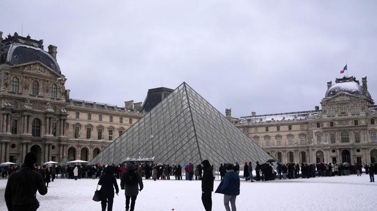 Louvre Müzesi bir kez daha grev nedeniyle kapılarını kapattı