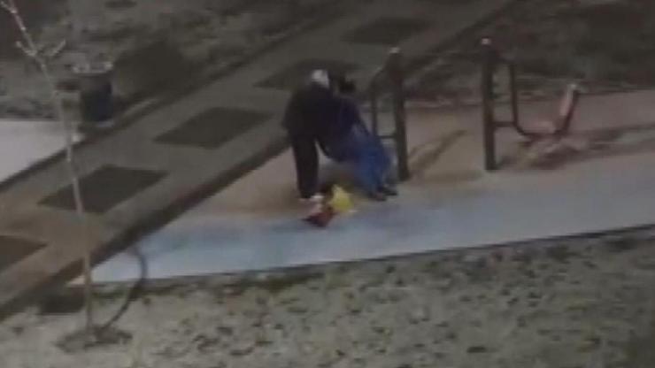 İstanbul - Sultangazi'de kar yağışı altında parkta arkadaşını tıraş etti