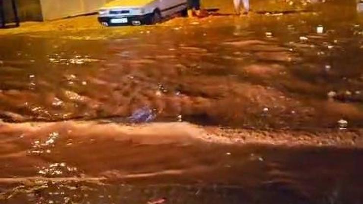 Reyhanlı'da sağanak yağış, su baskınlarına neden oldu